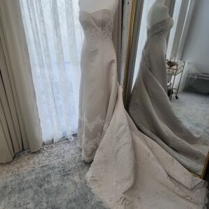 Elegant White Strapless Wedding Dress